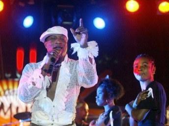 Le chanteur congolais Koffi Olomidé et son groupe Quartier Latin international, à Dakar, le 30 avril 2005.