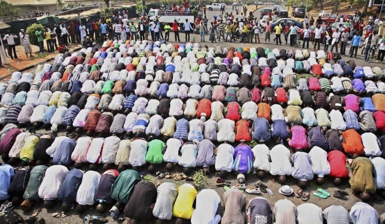 Alors que les musulmans célèbrent la fin du ramadan, au Nigeria et au Mali la fête a un goût amer
