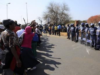 Les femmes des mineurs chantent devant la Cour de justice à l’arrivée des 250 mineurs arrêtés jeudi dernier. Garankuwa, le 20 août 2012.