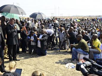 Le président Jacob Zuma s'adresse aux mineurs grévistes de Marikana, le 22 août 2012.