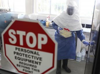 Un docteur manipule des souches d'Ebola au Centre de contrôle des maladies d'Entebbe, en Ouganda, le 2 août 2012.