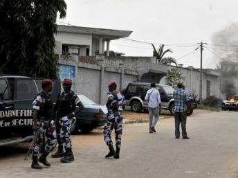 Policiers et officiers de l'armée ivoirienne surveillent le quartier général de l'ancien président ivoirien, Laurent Gbagbo.