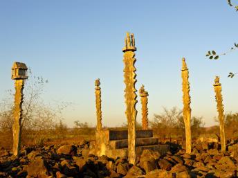 Un cimetière traditionnel à Madagascar, près de Toliara.