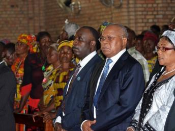 Etienne Tshisekedi (Centre D) aux côtés de leader de l'opposition Eugène Diomi Ndongala (Centre G) à l'église Notre-Dame de Kinshasa, le 22 Juin 2012.