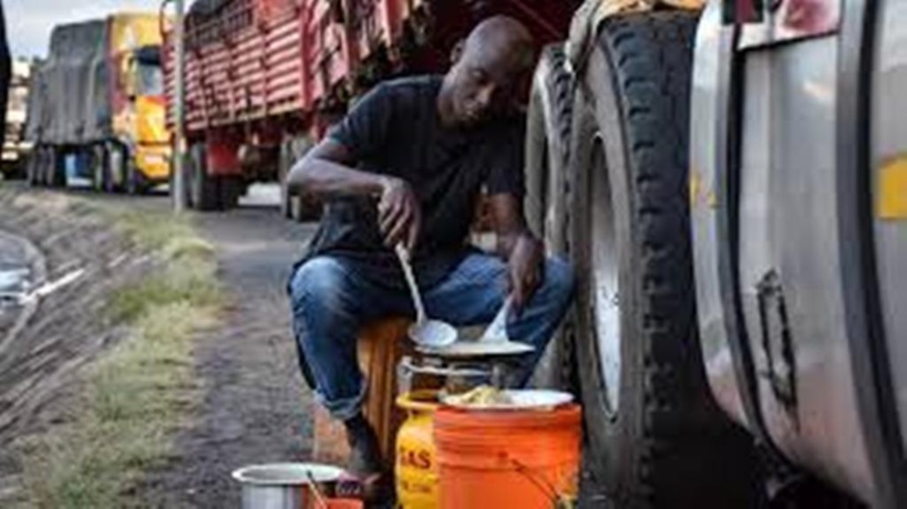 Kenya: les chauffeurs routiers tanzaniens bloqués ont subi des traitements inhumains