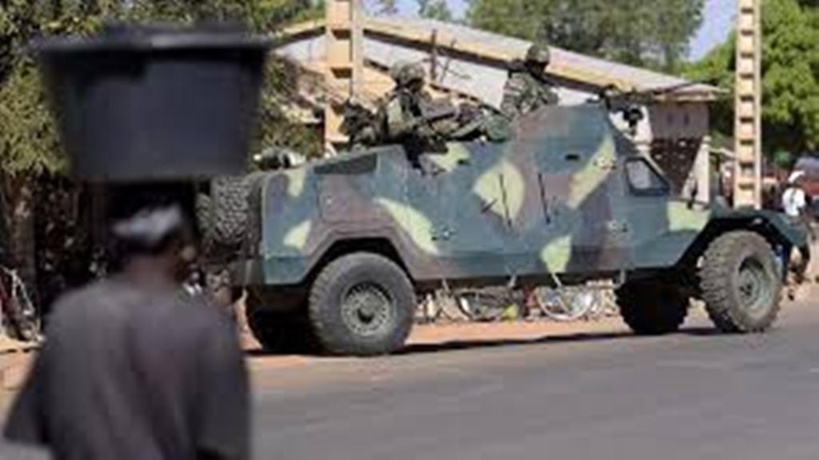Gambie: l’armée sénégalaise franchit la frontière et suscite des réactions d’indignation