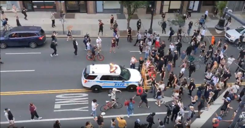 Manifestation pour George Floyd:  une voiture de police fonce dans la foule à New York