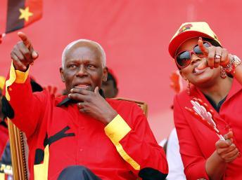 Le président José Eduardo dos Santos et sa femme, lors d'un rassemblement du MPLA à Luanda, le 29 août 2012.