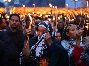 Des femmes, bougies à la main, pleurent leur Premier ministre disparu, lors d'une veillée, place Meskal à Addis-Abeba, le 31 août 2012.