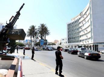 Hommes de la sécurité devant l'entrée du ministère de l'Intérieur à Tripoli, le 30 août 2012,