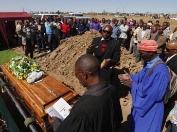 Afrique du Sud : une vingtaine de mineurs de Marikana ont été enterrés
