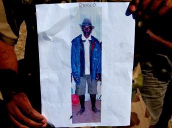 Un soldat malgache tient une photo représentant Remenabila, dont le nom de code est Roméo, le chef des Dahalos, le 27 juin 2012.