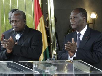Les présidents du Ghana, John Dramani Mahama (G) et de Côte d'Ivoire, Alassane Ouattara (D), le 5 septembre 2012 à Abidjan.