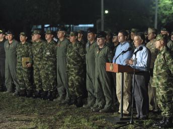 Le président Juan Manuel Santos encadré de son haut commandement militaire sur la base militaire de Tolemaida, le 6 septembre 2012.