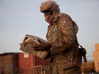 Un soldat du Jem tient des papiers abandonnés par les forces armées régulières, sur la base d'Heglig, le 15 avril 2012. AFP PHOTO / ADRIANE O'HANESIAN