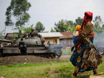 Une femme déplacée avec son enfant devant les forces du M23 dans le Nord-Kivu, le 26 juillet 2012. AFP PHOTO/PHIL MOORE
