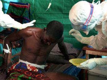 Une équipe médicale de Médecins Sans Frontières (MSF) traite un patient qui aurait contracté le virus Ebola en RDC.