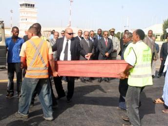 Le président mauritanien Ould Abdel Aziz (au centre, cravate rouge) lors de l’arrivée des corps à l’aéroport de Nouakchott, le 12 septembre 2012.