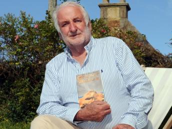 L'ancien patron d'Elf, Loïk Le Floch-Prigent présente «Granit rosse», le roman qu'il a écrit durant sa détention pour l'affaire Elf, en août 2012 dans sa maison de Bretagne.