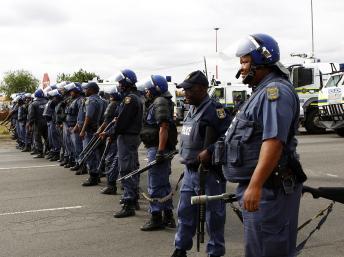 Policiers en ordre de bataille à Rustenberg. C'est la réponse du gouvernement aux marches des mineurs en grève, le 16 septembre 2012.