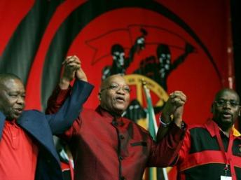 Le président de la Cosatu Sdumo Dlamini tient la main de Jacob Zuma (c) lors de l'ouverture du 10ème congrès du Cosatu, à Johannesburg, le 21 septembre 2009.