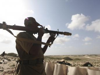 Un soldat de l'Amisom et son lance-grenades en opération, le 4 septembre 2012, à trente kilomètres de Mogadiscio.