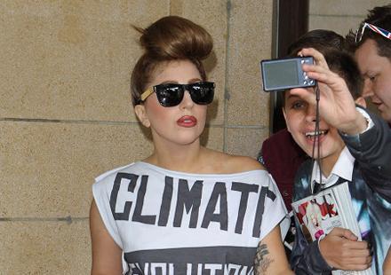 Lady Gaga fume un joint sur scène : "Ça m'a permis d'arrêter de boire"