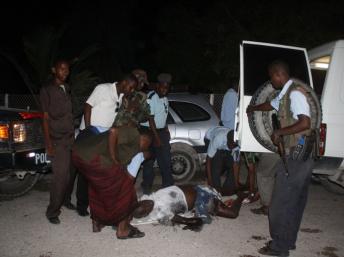 Un double attentat-suicide dans un restaurant huppé de Mogadiscio, a fait au moins 15 morts, le 20 septembre 2012.