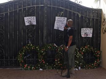 Sur le portail du consulat américain gardé par un soldat libyen, des lettres d'habitants qui regrettent ce qui s'est passé. Benghazi, le 18 septembre 2012.