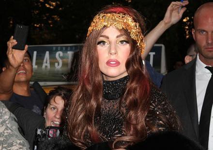 Lady GaGa : toutes ses tenues de scènes doivent être refaites !