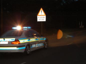 Sur une route sud-africaine, un panneau prévient du risque accru dans cette zone de car-jacking.