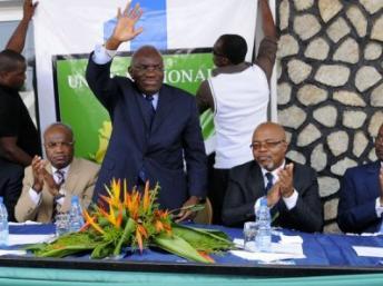 L'ancien Premier ministre Jean Eyeghe Ndong (G), Zacharie Myboto (C) et Andre Mba Obame (D) présentent le nouveau parti d'opposition gabonais le 10 février 2010 à Libreville.
