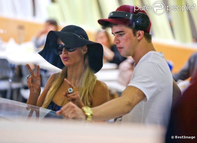 Paris Hilton arrive à l'aéroport LAX de Los Angeles, en compagnie de son boyfriend, le vendredi 21 septembre 2012.