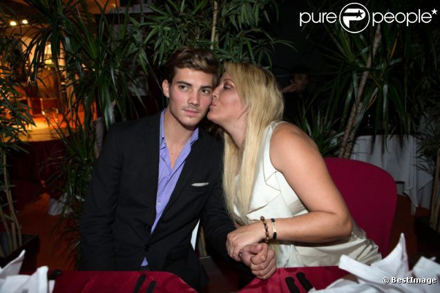 Loana et Michael Champion, ex de Paris Hilton : collés-serrés lors de la soirée organisée par Massimo Gargia au salon des antiquaires à Paris le 22 septembre 2012