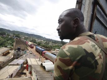 Un soldat ivoirien surveille la frontière avec le Ghana dans la ville de Noé, le 24 septembre 2012. Les frontières terrestre et maritime avec le Ghana sont toujours fermées.