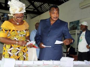 Le président congolais Denis Sassou Nguesso et sa femme Antoinette lors du vote du premier tour du scrutin législatif, le 15 juillet 2012.