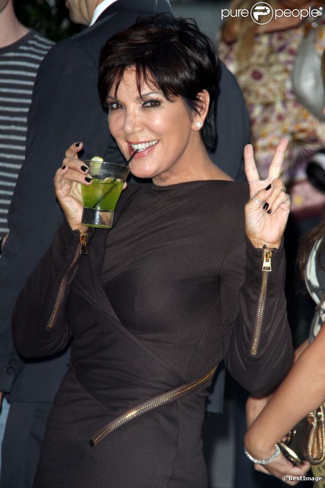 Kim Kardashian : Ultrasexy pour une soirée beauté, avec son inévitable maman !