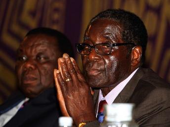 Le président du Zimbazbwe Robert Mugabe (d) et son Premier ministre Morgan Tsvangirai.