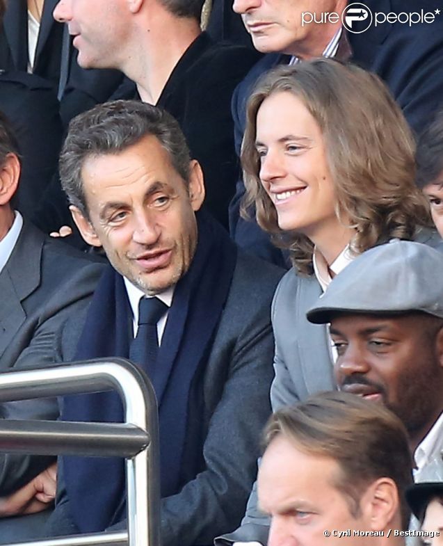 Nicolas Sarkozy : supporter du PSG, il applaudit son voisin Zlatan Ibrahimovic