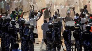Soudan: un an après la chute d'Omar el-Béchir, les Soudanais de retour dans la rue