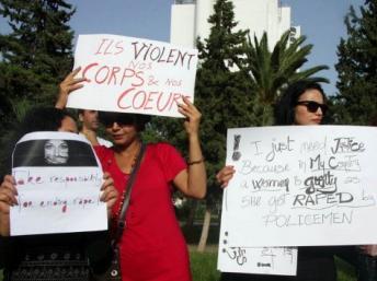 Des tunisiennes manifestent à Tunis le 29 septembre pour dénoncer le viol d’une jeune fille par des policiers.
