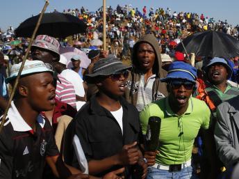 Les mineurs grévistes de Carltonville se sont installés sur une colline, près du site industriel.