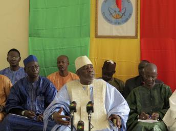 Le Premier ministre malien Cheick Modibo Diarra lors d'une réunion avec des responsables politiques du nord du pays, le 10 août 2012 à Bamako.