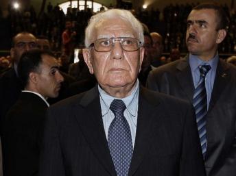 L'ancien président Chadli Bendjedid écoute l'hymne national lors du congrès du FLN. Alger, le 19 mars 2010.