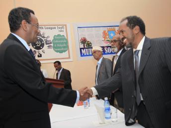 Le président somalien Hassan Cheikh Mohamoud (à droite) et son nouveau Premier ministre Abdi Farah Shirdon.
