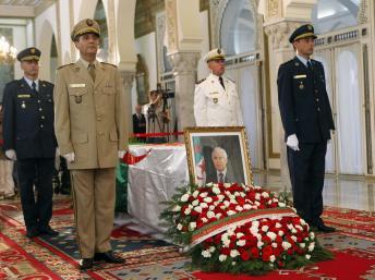 e cercueil de l’ancien président Chadli Bendjedid recouvert du drapeau algérien pendant la cérémonie d’hommage. Alger, le 7 octobre 2012.
