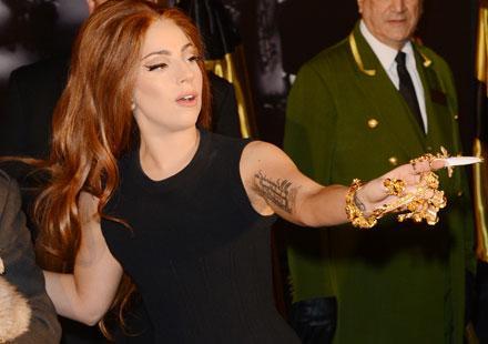 Robe à scandale : Lady Gaga dans les pas de Liz Hurley