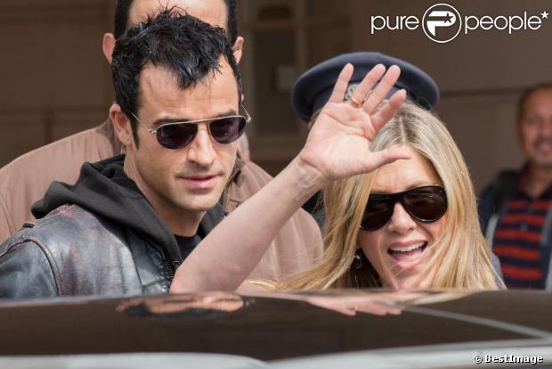 Jennifer Aniston dévoile sa trop grosse bague de fiançailles