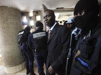Le général Brunot Dogbo Blé arrive dans la salle de tribunal sous escorte, le 2 octobre 2012.