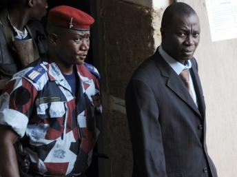 Le général Brunot Dogbo Blé (D) e quitte le tribunal militaire escorté par des gendarmes. Abidjan, le 2 octobre 2012.